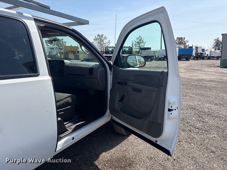 image for item EG8872 2011 Chevrolet Silverado 2500HD Ext. Cab flatbed pickup truck
