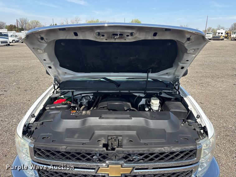 image for item EG8872 2011 Chevrolet Silverado 2500HD Ext. Cab flatbed pickup truck