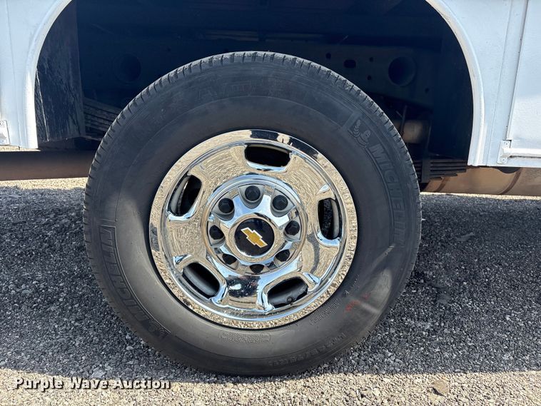 image for item EG8872 2011 Chevrolet Silverado 2500HD Ext. Cab flatbed pickup truck