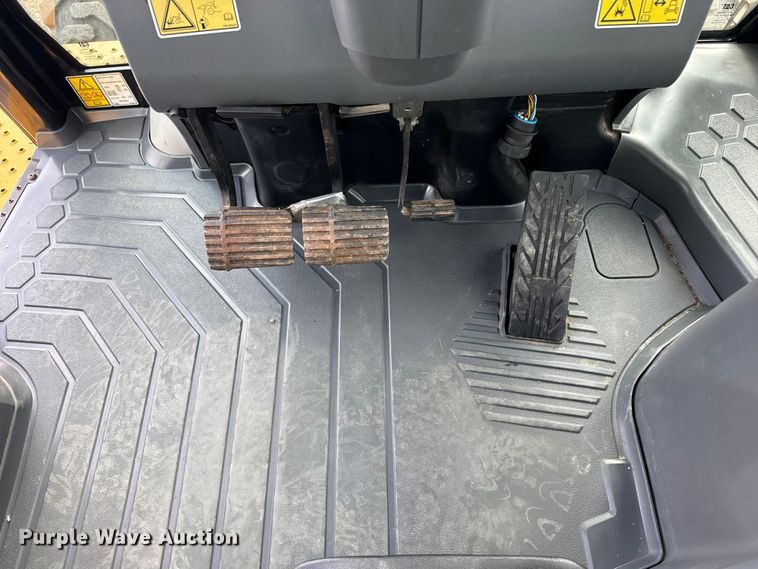 image for item EG8878 2017 Caterpillar 420F2IT backhoe