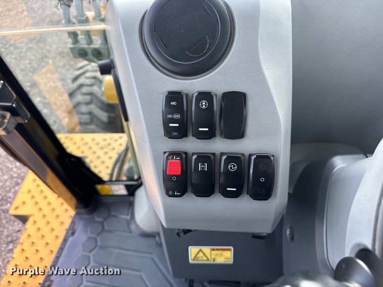 image for item EG8878 2017 Caterpillar 420F2IT backhoe