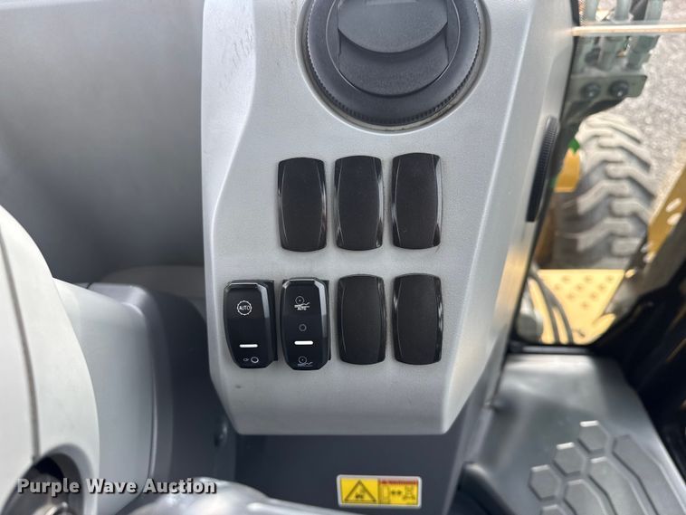 image for item EG8878 2017 Caterpillar 420F2IT backhoe