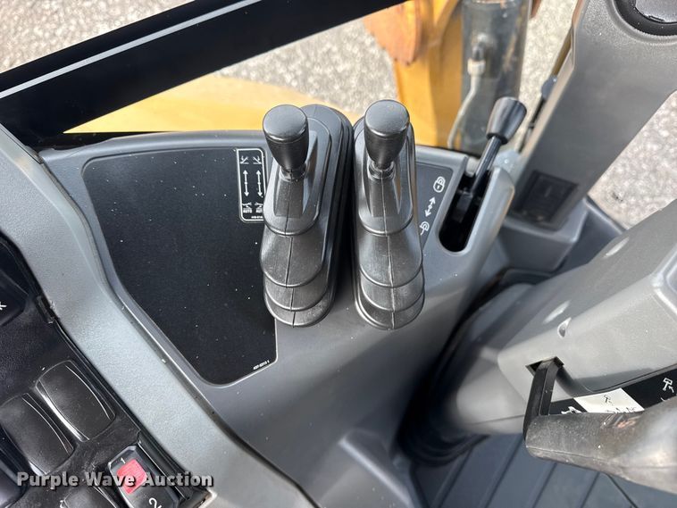 image for item EG8878 2017 Caterpillar 420F2IT backhoe