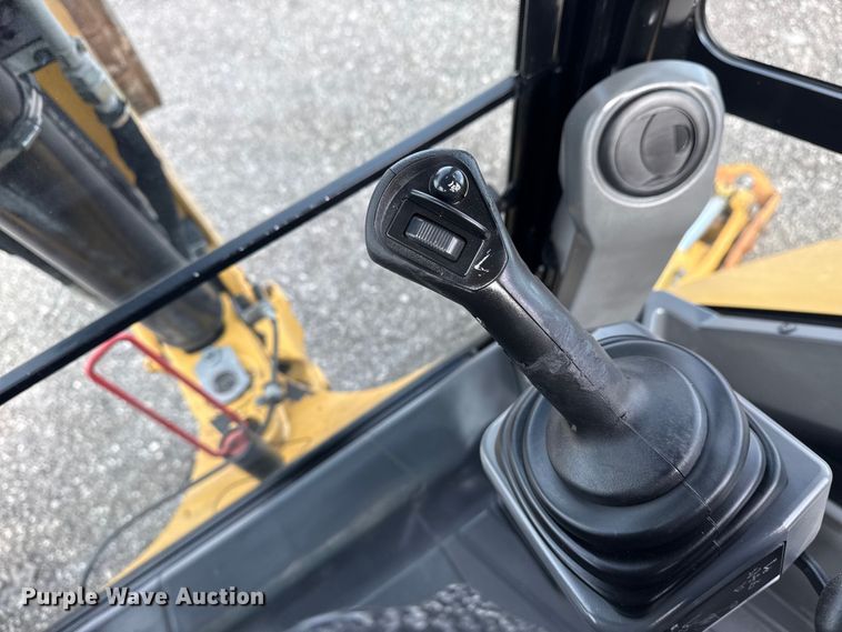 image for item EG8878 2017 Caterpillar 420F2IT backhoe