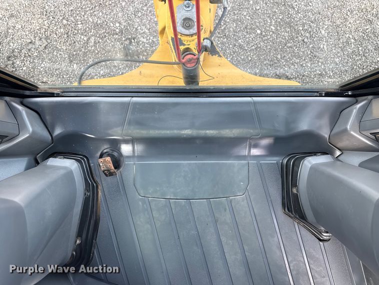 image for item EG8878 2017 Caterpillar 420F2IT backhoe