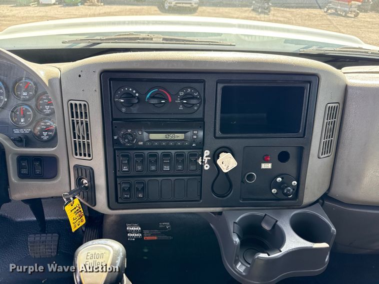 image for item EG8892 2011 International  7500 utility / service truck