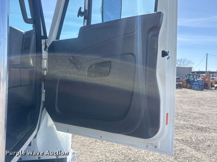 image for item EG8892 2011 International  7500 utility / service truck