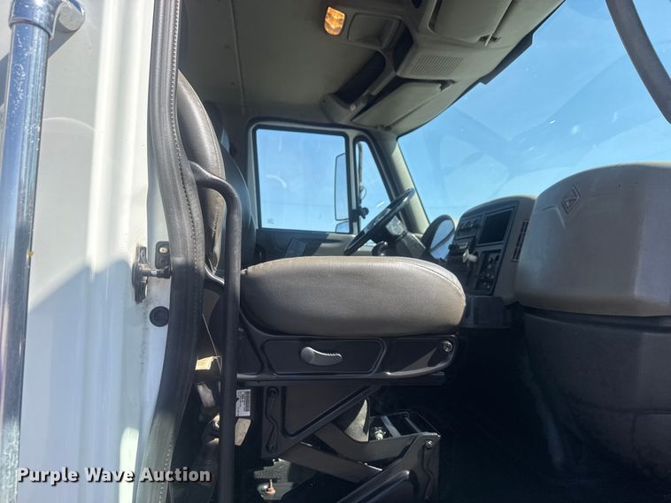 image for item EG8892 2011 International  7500 utility / service truck