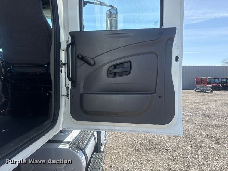 image for item EG8892 2011 International  7500 utility / service truck