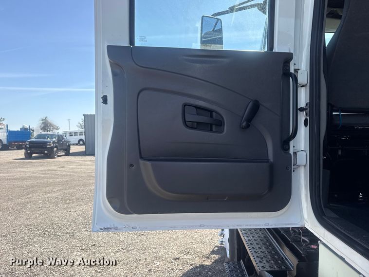 image for item EG8892 2011 International  7500 utility / service truck