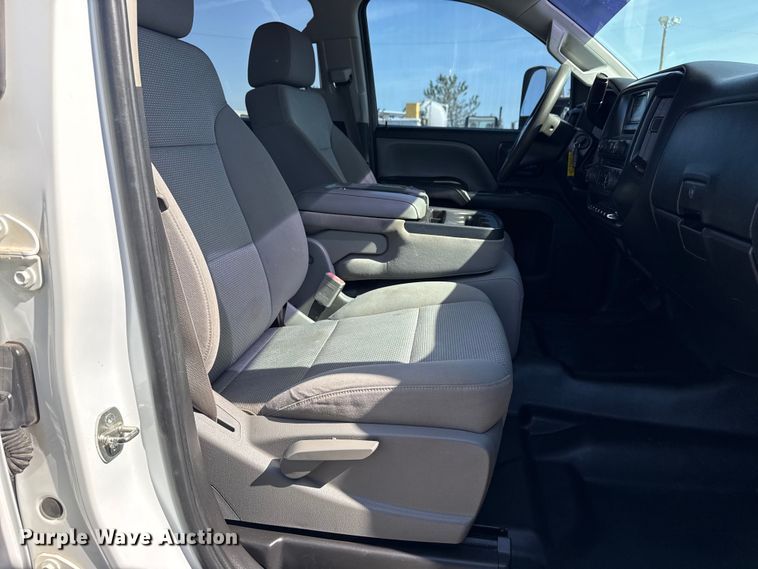 image for item EG8893 2015 Chevrolet Silverado 3500 Crew Cab utility bed pickup truck