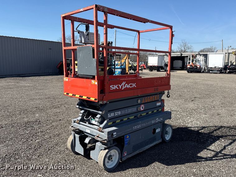 image for item EG8902 Skyjack SJIII-219 scissor lift
