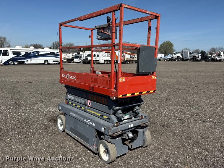 image for item EG8902 Skyjack SJIII-219 scissor lift
