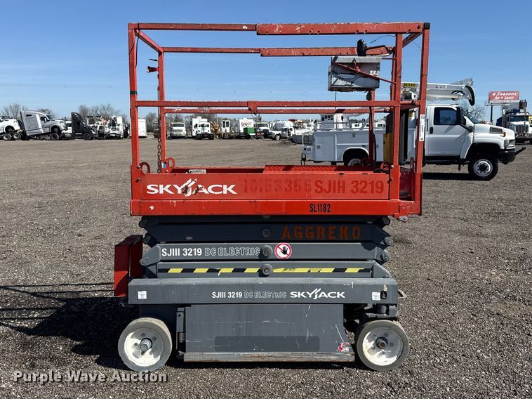 image for item EG8902 Skyjack SJIII-219 scissor lift