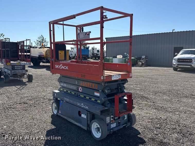image for item EG8902 Skyjack SJIII-219 scissor lift