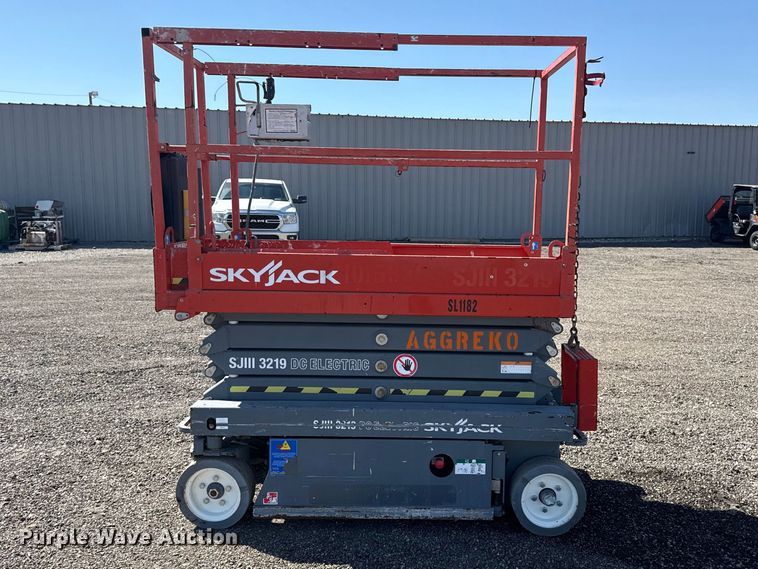image for item EG8902 Skyjack SJIII-219 scissor lift