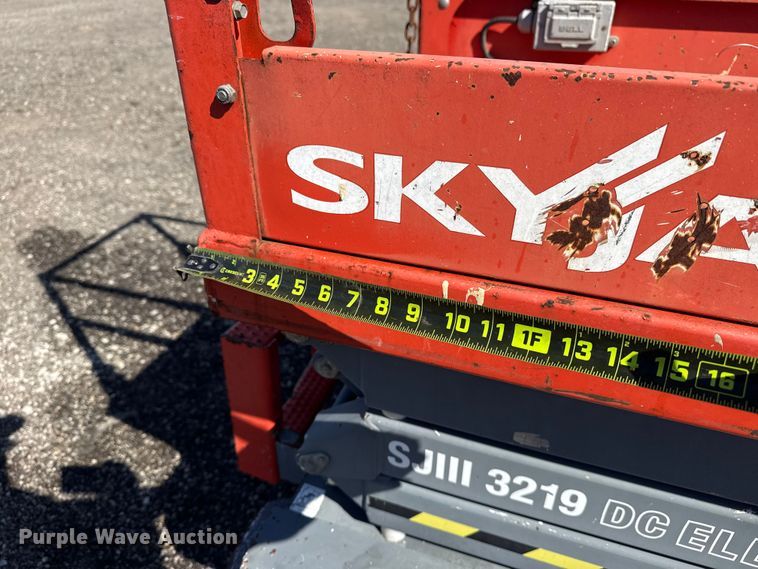 image for item EG8902 Skyjack SJIII-219 scissor lift