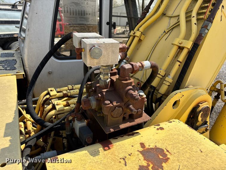 image for item EM0063 Kobelco SK220LC excavator