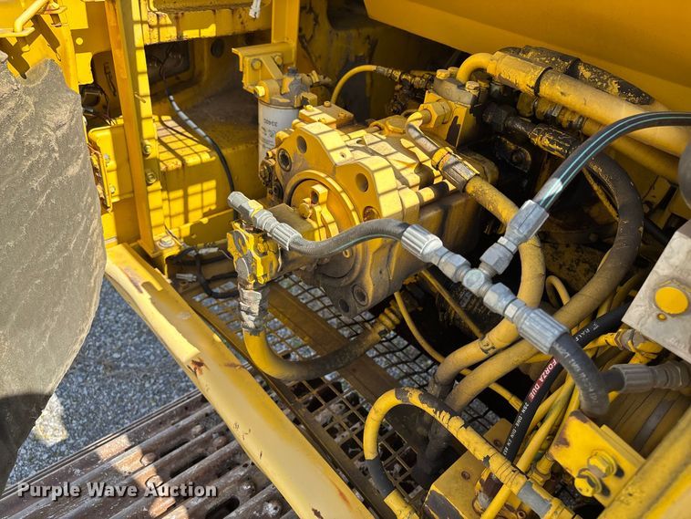 image for item EM0063 Kobelco SK220LC excavator