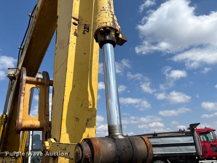 image for item EM0063 Kobelco SK220LC excavator