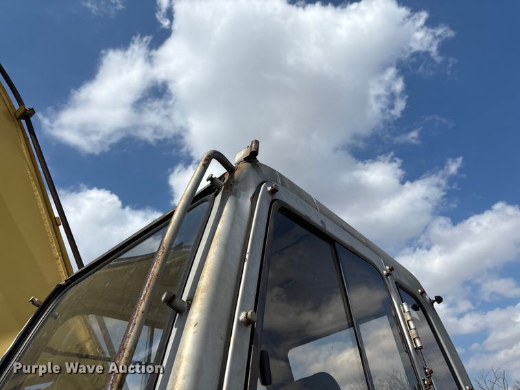 image for item EM0063 Kobelco SK220LC excavator