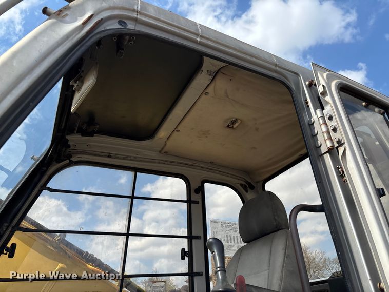 image for item EM0063 Kobelco SK220LC excavator