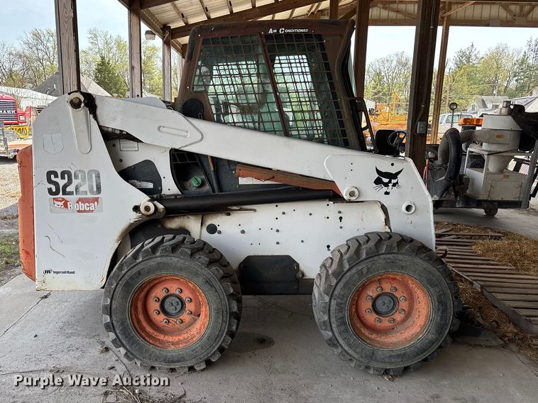 image for item EM0080 2006 Bobcat S220 skid steer loader