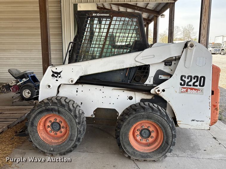 image for item EM0080 2006 Bobcat S220 skid steer loader