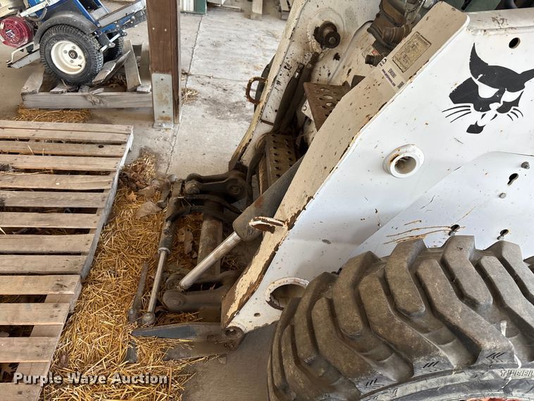 image for item EM0080 2006 Bobcat S220 skid steer loader