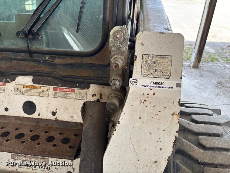 image for item EM0080 2006 Bobcat S220 skid steer loader