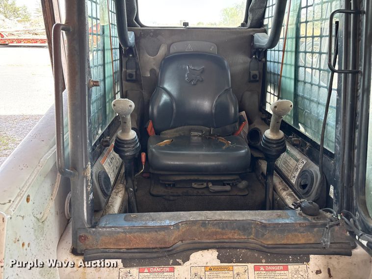 image for item EM0080 2006 Bobcat S220 skid steer loader
