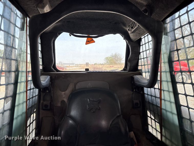 image for item EM0080 2006 Bobcat S220 skid steer loader