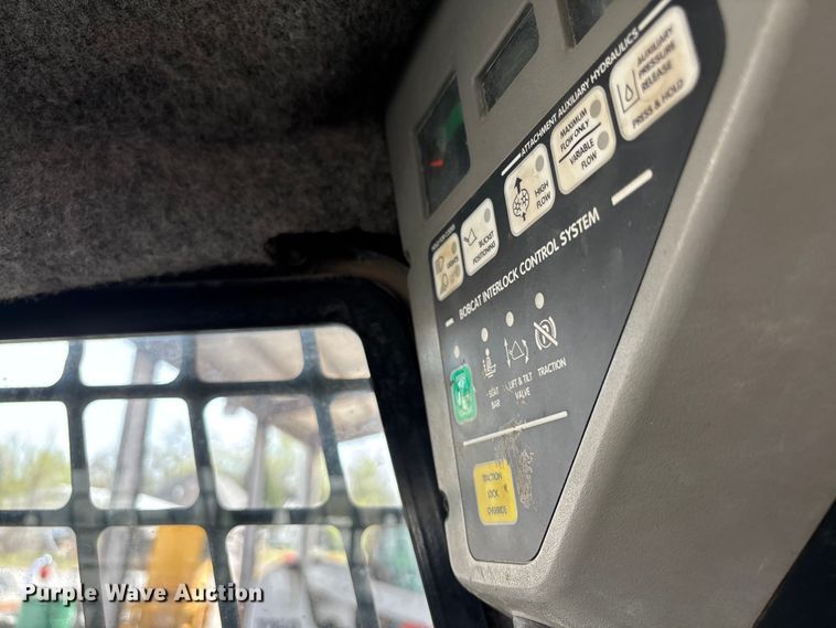 image for item EM0080 2006 Bobcat S220 skid steer loader