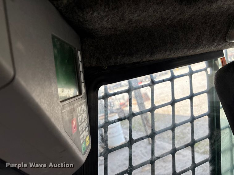 image for item EM0080 2006 Bobcat S220 skid steer loader