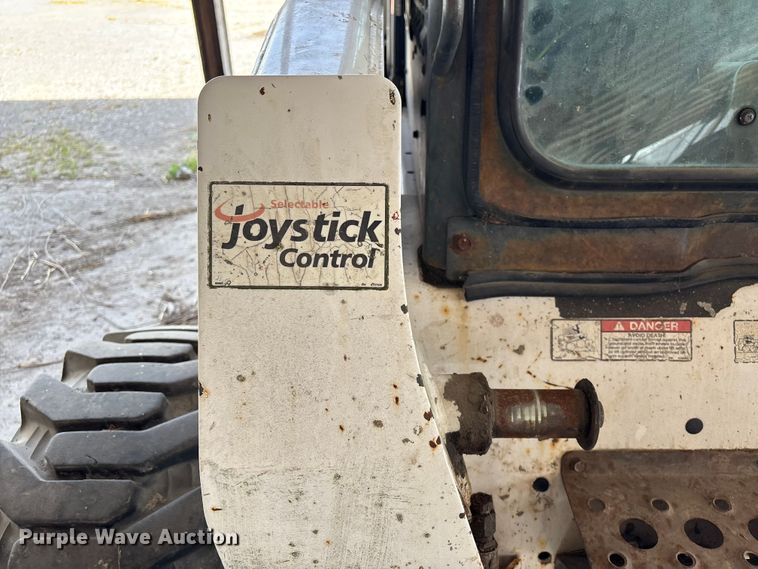 image for item EM0080 2006 Bobcat S220 skid steer loader