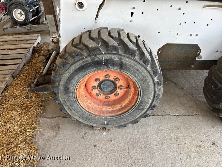 image for item EM0080 2006 Bobcat S220 skid steer loader