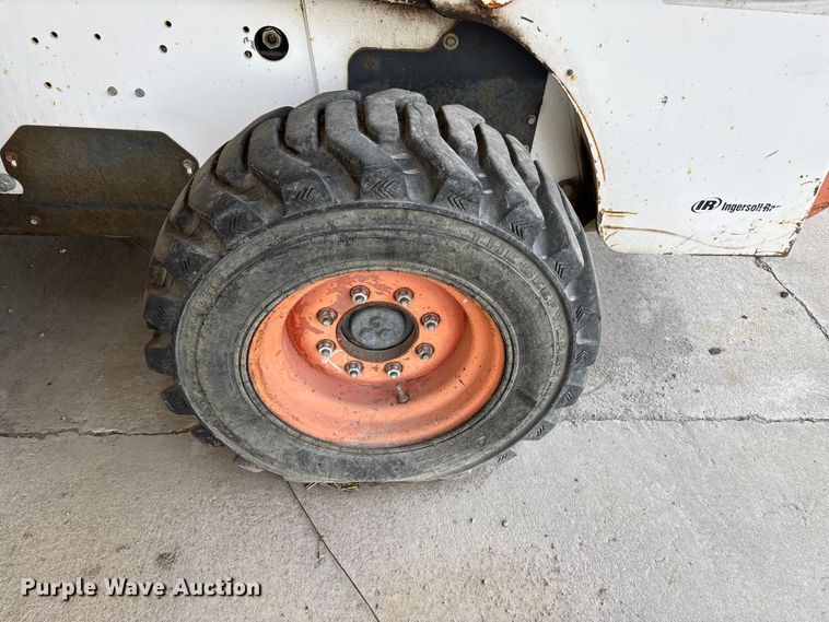 image for item EM0080 2006 Bobcat S220 skid steer loader