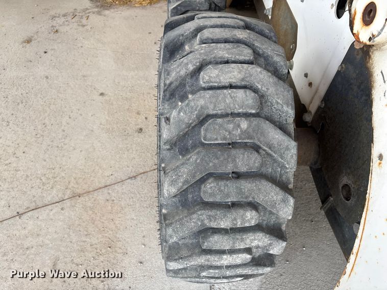 image for item EM0080 2006 Bobcat S220 skid steer loader