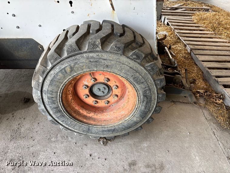 image for item EM0080 2006 Bobcat S220 skid steer loader