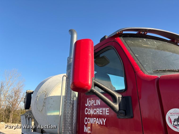 image for item EO4088 2018 Peterbilt 567 ready mix truck