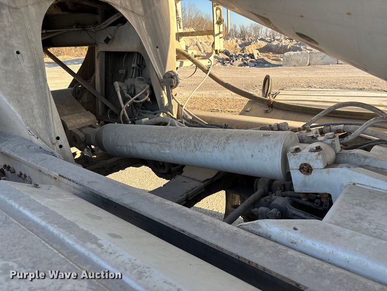 image for item EO4088 2018 Peterbilt 567 ready mix truck