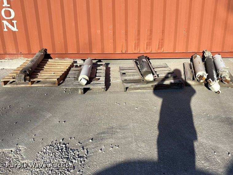 image for item EO4089 (6) ready mix truck hydraulic cylinders