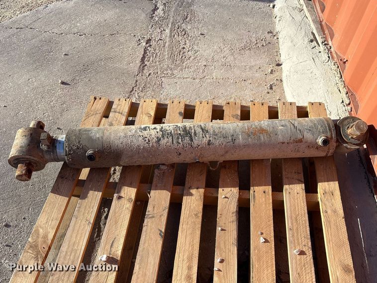 image for item EO4089 (6) ready mix truck hydraulic cylinders