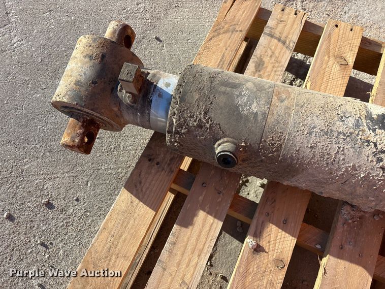 image for item EO4089 (6) ready mix truck hydraulic cylinders
