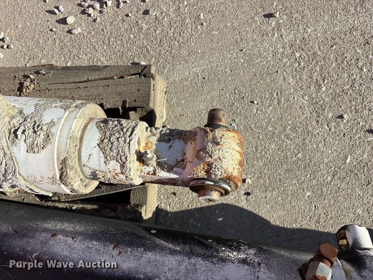 image for item EO4089 (6) ready mix truck hydraulic cylinders