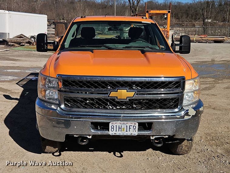 image for item EO7068 2013 Chevrolet Silverado 3500HD utility bed pickup truck