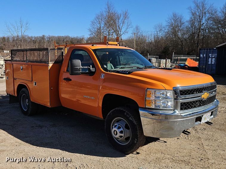 image for item EO7068 2013 Chevrolet Silverado 3500HD utility bed pickup truck