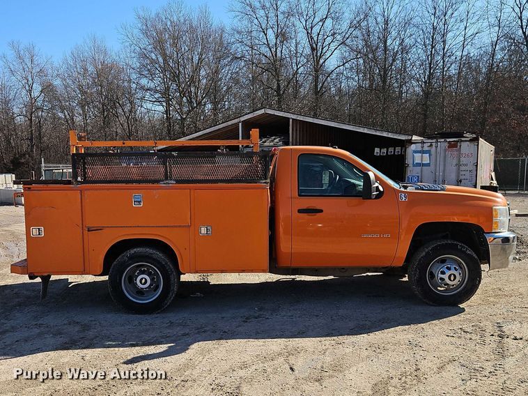 image for item EO7068 2013 Chevrolet Silverado 3500HD utility bed pickup truck