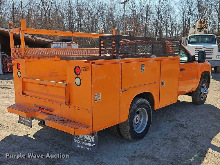 image for item EO7068 2013 Chevrolet Silverado 3500HD utility bed pickup truck