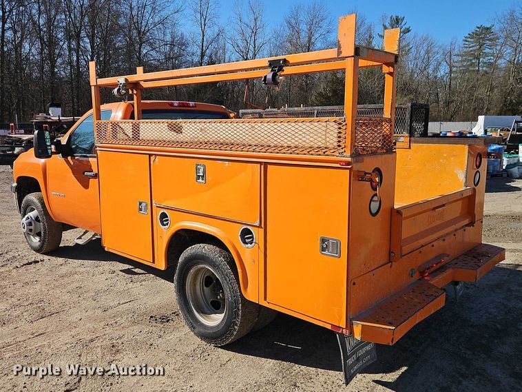 image for item EO7068 2013 Chevrolet Silverado 3500HD utility bed pickup truck